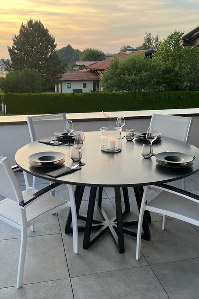Keramiktisch für den Außenbereich